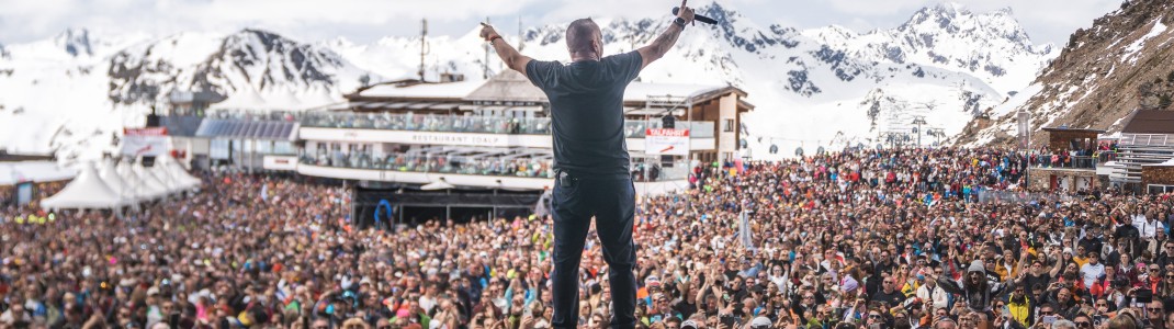 Bei Sonnenschein performte Eros Ramazzotti auf der Open-Air-Bühne mitten im Skigebiet von Ischgl.