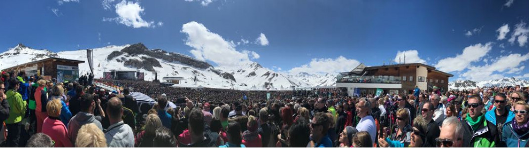 Blauer Himmel und Sonnenschein: Perfektes Wetter am Montag über Ischgl.