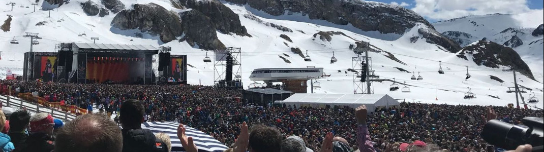 Zwei riesige Screens rechts und links neben der Bühne sorgten für einen spektakulären Auftritt.