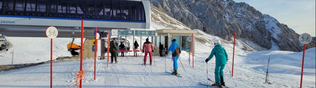 Wer auf der Zugspitze Skifahren will, der benötigt ab Mittwoch zusätzlich einen negativen Schnelltest.