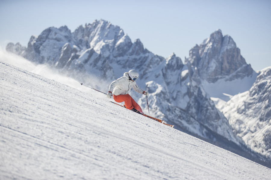 Sportliche Skifahrer dürfen sich im Skigebiet 3 Zinnen Dolomiten über zahlreiche Herausforderungen vor atemberaubender Kulisse freuen.