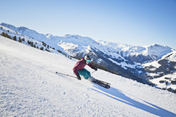 Der Skicircus Saalbach Hinterglemm Leogang Fieberbrunn ist eines der größten Skigebiete der Alpen. Mit der 365 CLASSIC Alpin Card können Wintersportler jetzt auch die Pisten der Schmitten und am Kitzsteinhorn mitnutzen.