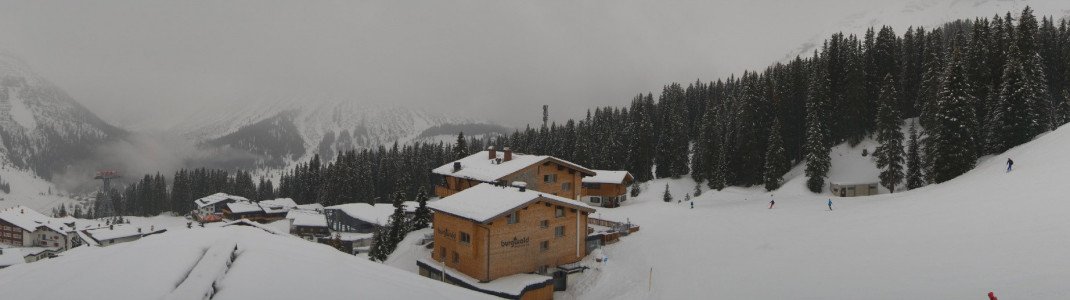 Über 30cm Neuschnee soll es bis Mittwoch am Arlberg geben. Hier der Blick vom Hotel Goldener Berg in Oberlech.