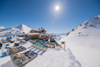 In der Sunbed-Area der Wedelhütte kannst du die Sonne genießen.