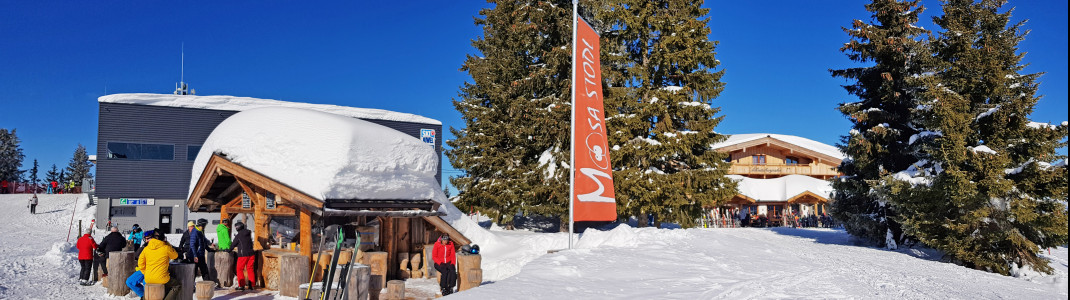 Der Moosa-Stadl (l.) und die Schatzbergalm (r.) direkt unterhalb der Bergstation der Schatzbergbahn (im Hintergrund).