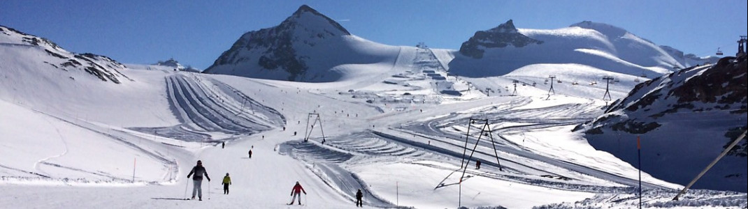 The pistes on the Theodul glacier are accessible from both the Swiss and the Italian side and are open all year round.