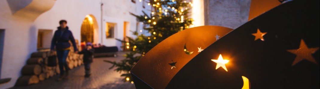 Viele warme Lichter stimmen im Passeiertal auf die Weihnachtszeit ein.