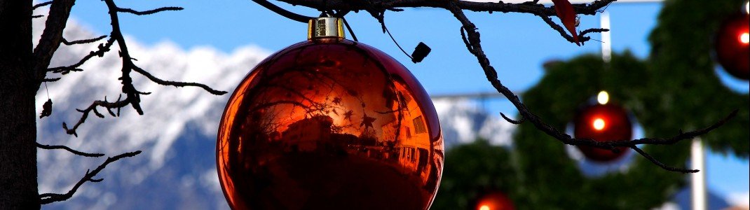 Sterntaler in Lana - Blick vom weihnachtlich geschmückten Lana in die Berge