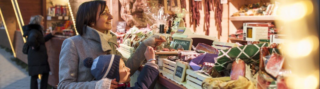 Groß und Klein erfreuen sich am Meraner Weihnachtsmarkt.