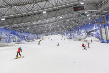 Auch im Sommer täglich geöffnet: die Skihalle in Neuss.