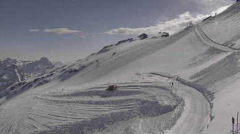 Über 7 Meter Schnee liegen im Mai noch am Titlis Gletscher.