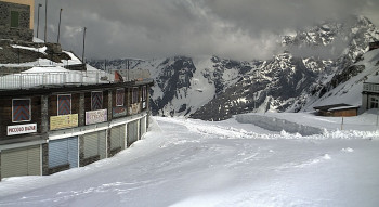Pass-Straße noch nicht geräumt: Erst am 1. Juni startet die Saison am Stilfser Joch, dem einzigen reinen Sommerskigebiet in den Alpen. Vorher ist die Gletscherstraße nicht frei zu bekommen.