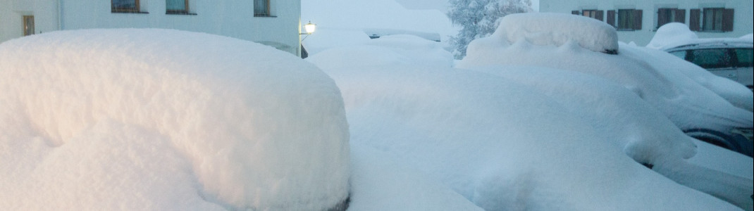 Autos versinken auch in Serfaus im Schnee.