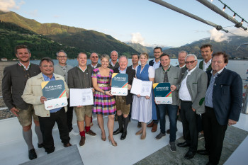 Auf dem Zeller See haben die Vertreter der sieben Bergbahnen den neuen Tarifverbund besiegelt.
