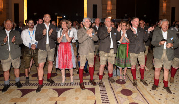Dass die Konkurrenz stark ist, war von anfang an klar. Die Delegation aus Österreich applaudiert den Franzosen zu ihrem Erfolg.
