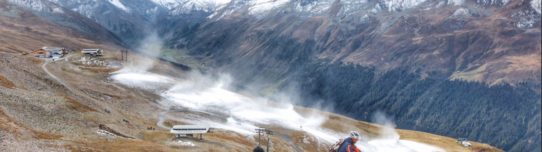 Die Schneekanonen laufen auf Hochtouren in Davos.