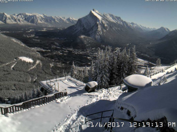 Tief verschneit sind die Hänge am Mount Norquay. Hier ist die Skisaison am 4. November gestartet.