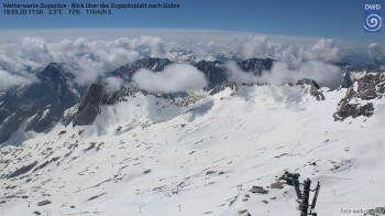 Über 220cm Schnee liegen aktuell noch auf der Zugspitze.