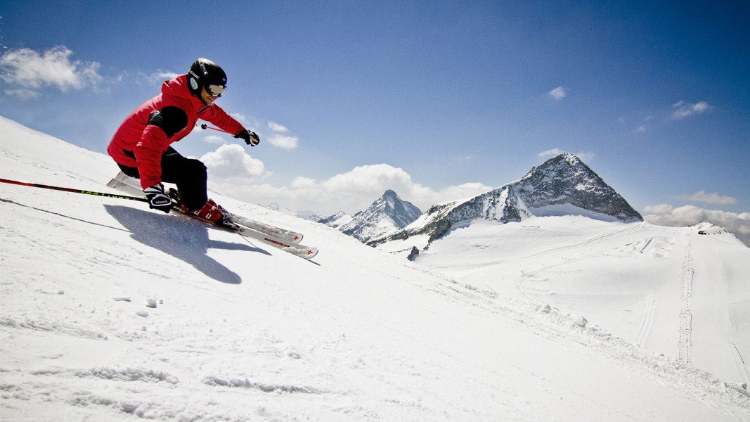 Am Hintertuxer Gletscher können Wintersportfans das ganze Jahr über Ski fahren.