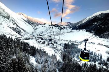 Blick auf das verschneite La Thuile im italienischen Aostatal