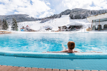 Vom Pool direkt auf die Piste blicken - das gibt's so nur in Bad Kleinkirchheim!
