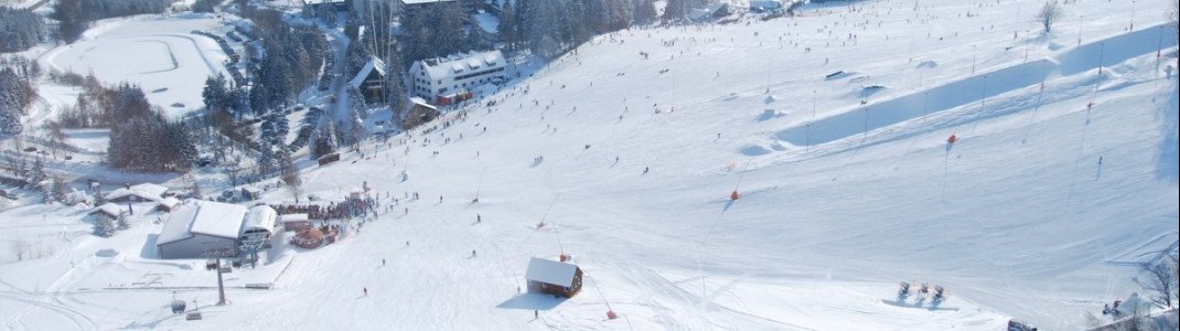 Einen schönen Blick in die Umgebung haben Wintersportler auf den Pisten am Fichtelberg.