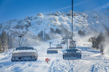 Der Großteil der Pisten am Oberjoch sind rot markiert, wie hier unter der Grenzwiesbahn.