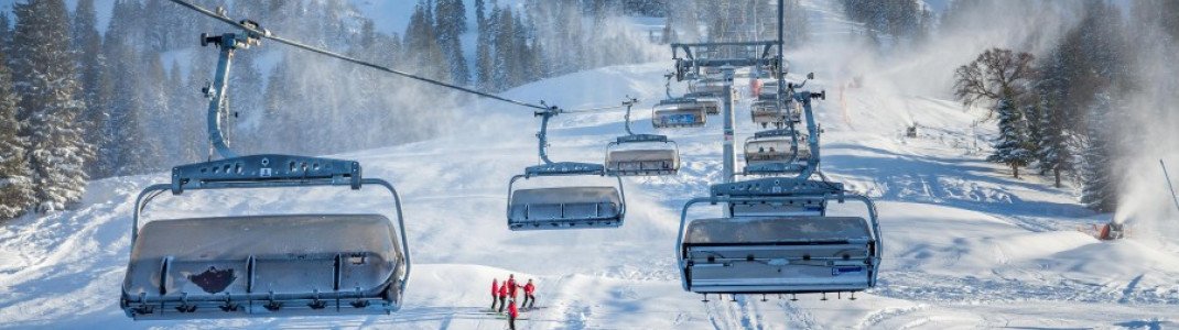 Der Großteil der Pisten am Oberjoch sind rot markiert, wie hier unter der Grenzwiesbahn.