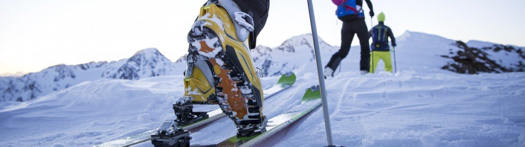 Im Rahmen einer Skitour kann man mit einem Bergführer zum Fundort von Ötzi laufen.