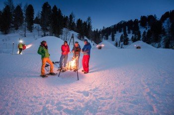 Aufwärmen kann man sich vor dem Übernachten im Iglu am Speikboden unter anderem am Feuer, in einer Sauna und in einem beheizten Pool.
