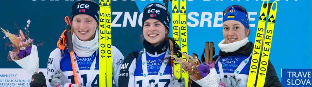 Siegerehrung im EM-Sprint der Frauen: Ida Lien gewinnt vor Maren Kirkeeide und Khrystyna Dmytrenko.