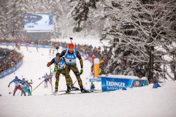 Von den lauten Anfeuerungsrufen der Fans rechts und links der Strecke werden die Biathleten den Schießstandberg wahrlich hochgepeitscht.