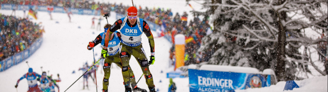 Von den lauten Anfeuerungsrufen der Fans rechts und links der Strecke werden die Biathleten den Schießstandberg wahrlich hochgepeitscht.