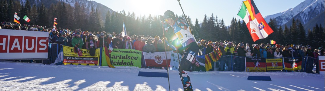 Tausende Fans säumen in Antholz wieder die Strecke und feuern die Athleten an.