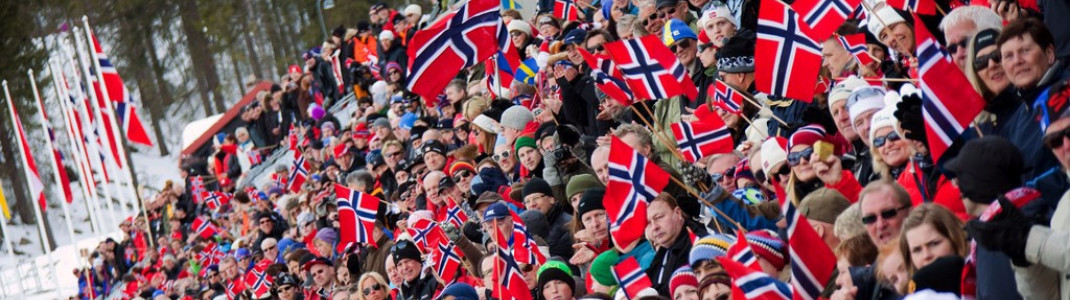 Mit einem Fahnenmeer unterstützen die Norweger ihre Biathleten in Oslo.