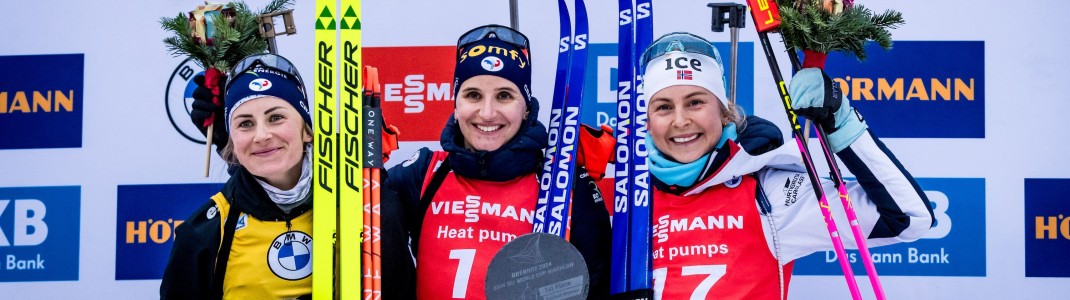 Französischer Doppelsieg in der Verfolgung: Platz 1 für Julia Simon vor Justine Braisaz-Bouchet und Ingrid Tandrevold aus Norwegen.