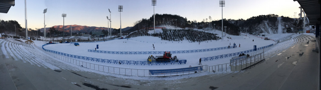 Blick auf den Start- und Zielbereich der olympischen Anlage in Pyeongchang. Hier wird im Februar 2018 um Medaillen gekämpft.