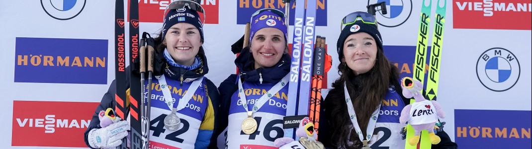 Gold für Julia Simon (FRA), Silber für Ella Halvarsson (SWE) und Bronze für Lou Jeanmonnot (FRA).