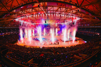 Zum Abschluss der Veranstaltung wird in der Veltins-Arena wieder ein großes Indoor-Feuerwerk gezündet.