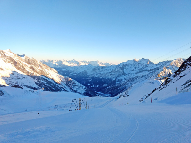 Am höchsten Punkt des Skigebiets ist im Tal schon das Ziel Saas-Fee zu sehen.