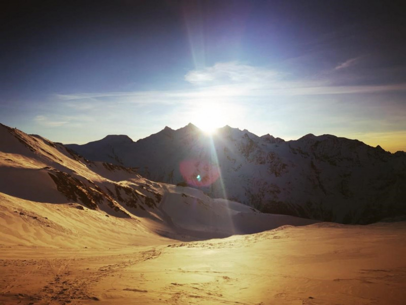 Am Lagginjoch kannst du zusehen, wie die Sonne hinter dem Dom (dem höchsten Berg der Schweiz) untergeht.