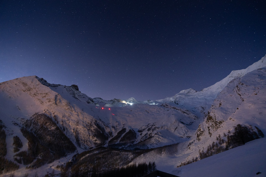 Beim Vollmond-Skifahren erlebst du die einmalige Bergkulisse unter dem Sternenhimmel.