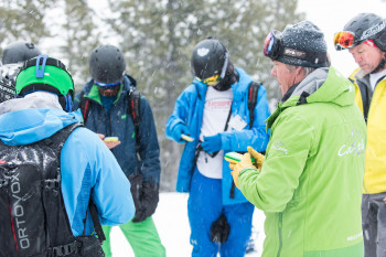 Bevor es zum Cat-Skiing geht, werden die Teilnehmer von erfahrenen Guides in Lawinenkunde unterrichtet.
