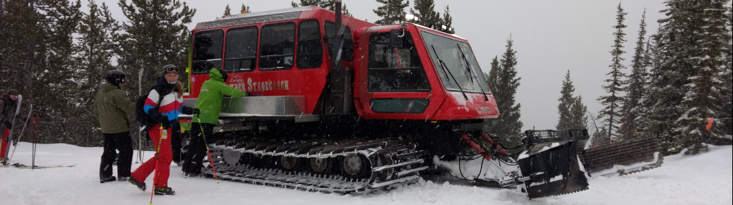 Beim Cat-Skiing befördert dich eine Pistenraupe in abgelegenes Gelände.