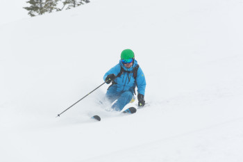 Fortgeschrittene Skifahrer haben auf den technisch anspruchsvollen Abfahrten und abseits der präparierten Pisten jede Menge Spaß.