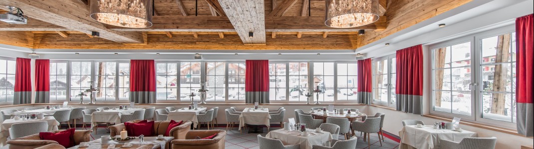 Eine Panoramaaussicht auf das verschneite Obertauern erwartet die Hotelgäste beim Frühstück und Abendmenü.
