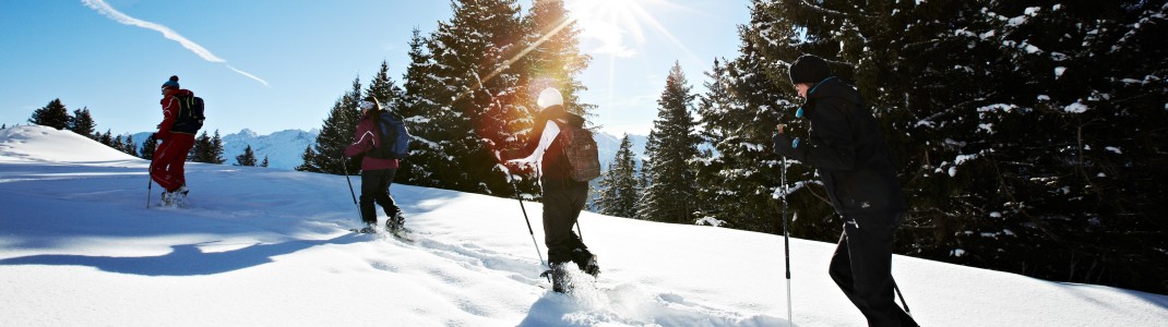 Beim Schneeschuhwandern erkundest du die unberührte Winterwelt.