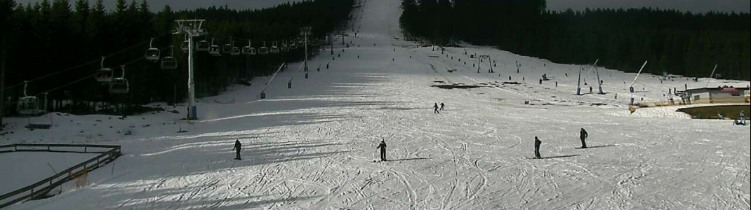 Dringend Neuschnee-Nachschub brauchen auch die Abfahrten auf dem Wurmberg im Harz. (Webcambild vom 30.1.)