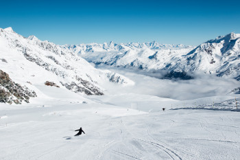 Schweizer Gletscherskigebiete wie Saas-Fee sind bereits seit dem Sommer geöffnet.