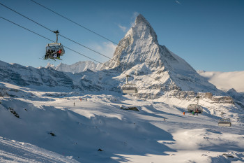 In der Schweiz warten Top-Skigebiete wie z.B. Zermatt.